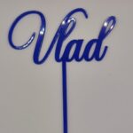 Topper tip nume aniversar, cu suport, din plexiglas (acril) colorat